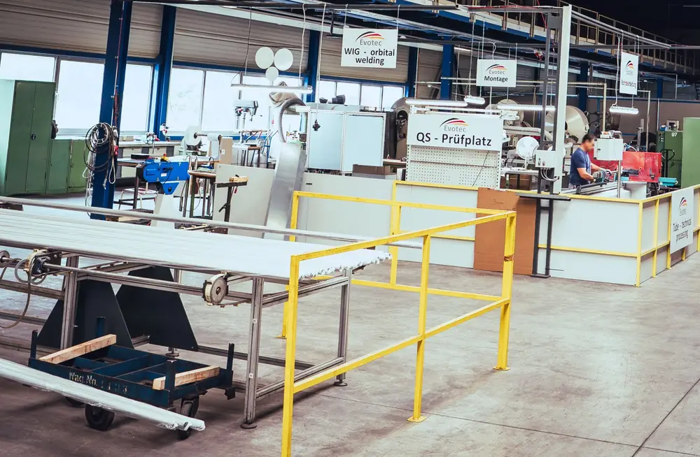 QS-Prüfplatz in der Fertigung der Evotec GmbH in Arnsberg