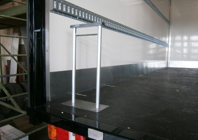 Hubwagensicherung Montage auf LKW-Ladeflaeche